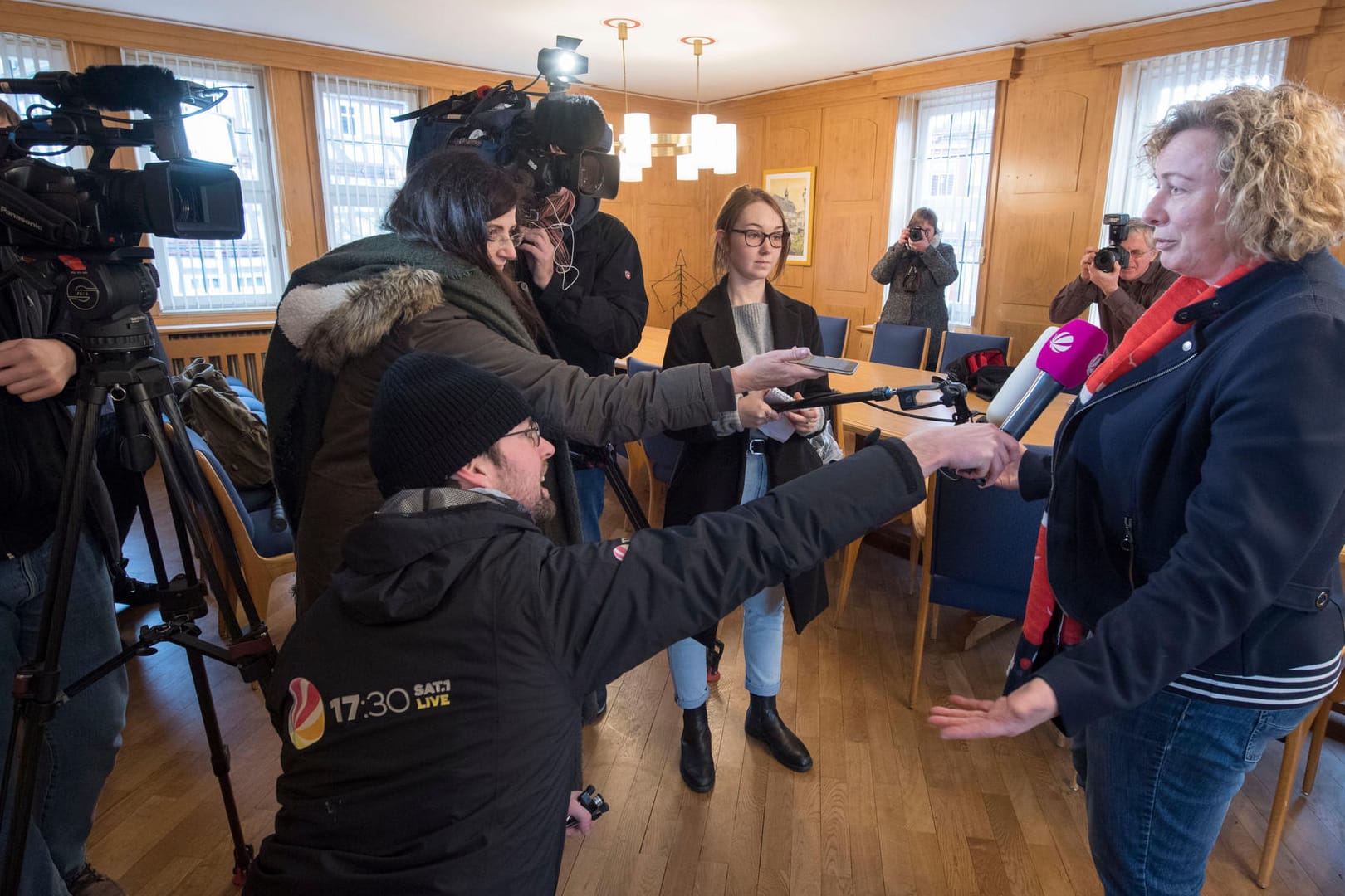Claudia Blum, Bürgermeisterin von Homberg spricht vor TV-Teams und Journalisten: Der Angriff zeige, was ein 20-Jähriger schaffen könne, urteilte Blume.