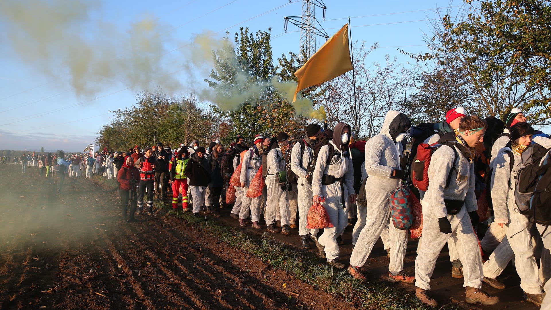 Umweltaktivisten: Sie bewegen sich in einem Demonstrationszug in Richtung des Tagebaus Hambach.