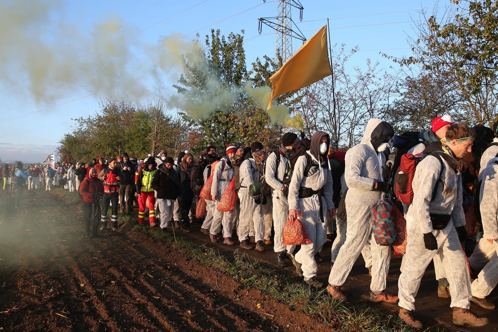 Umweltaktivisten: Sie bewegen sich in einem Demonstrationszug in Richtung des Tagebaus Hambach.