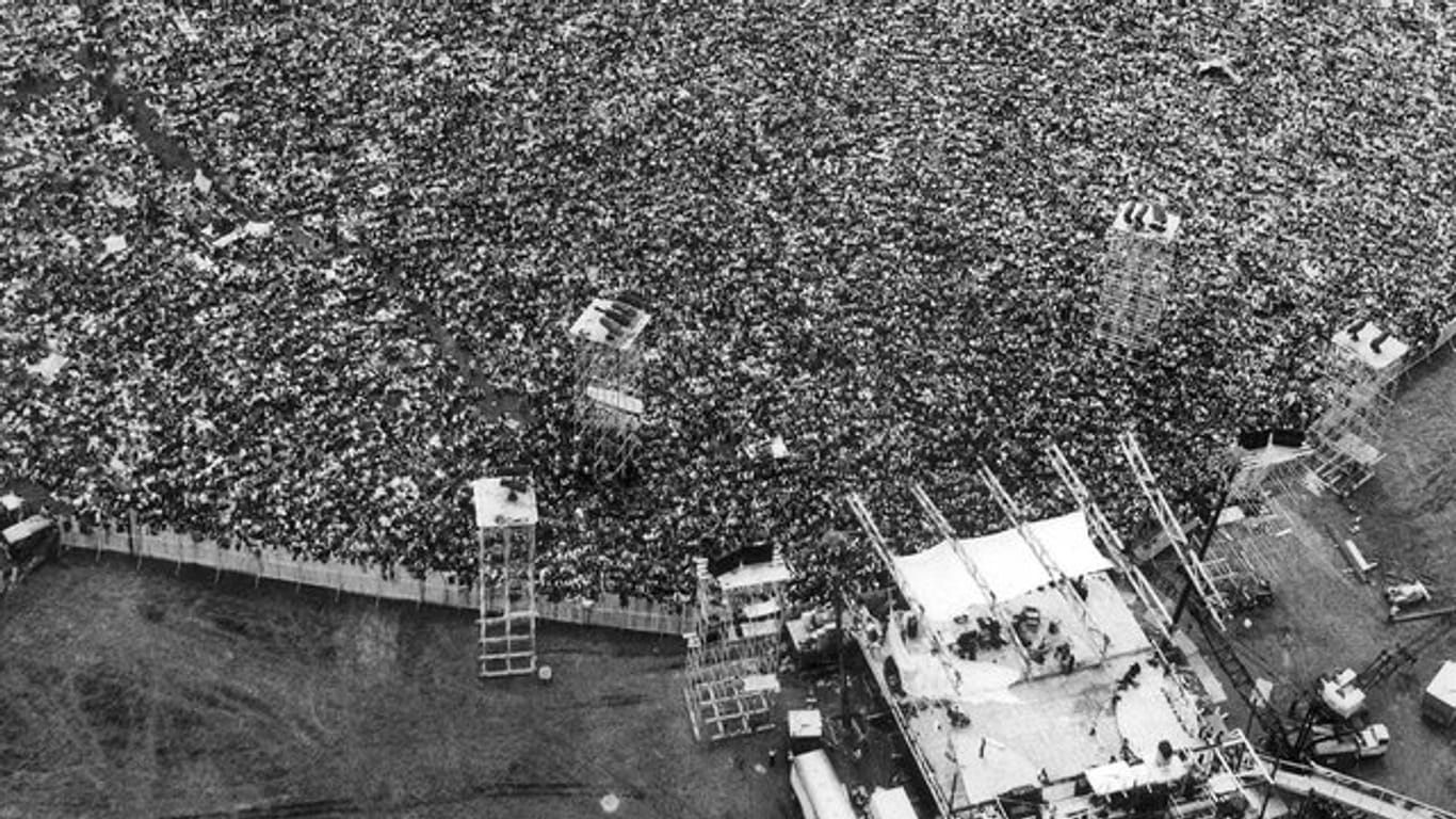 Besucher des Woodstock-Festivals vor der Bühne.