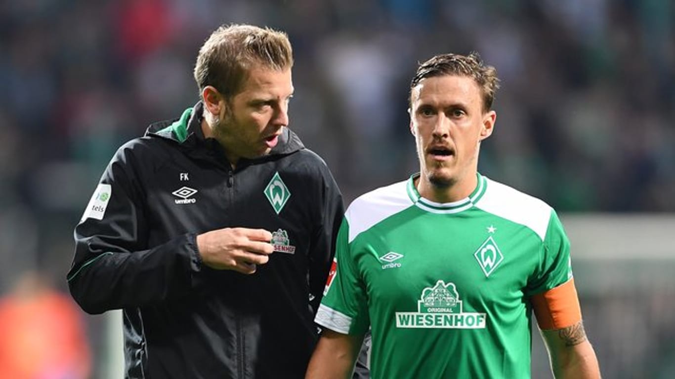 Bremens Trainer Florian Kohfeldt (l) im Gespräch mit Max Kruse.