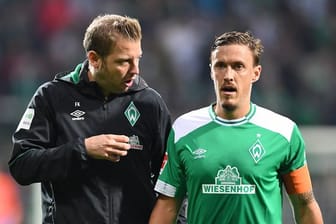 Bremens Trainer Florian Kohfeldt (l) im Gespräch mit Max Kruse.