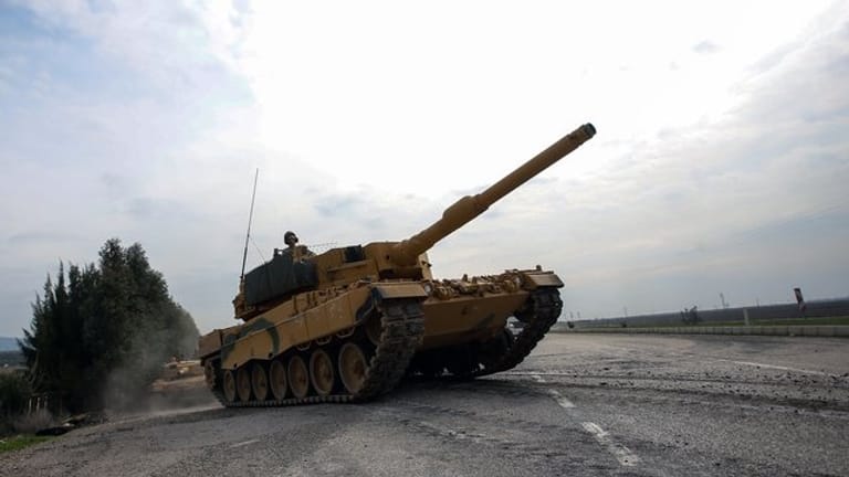 Ein Panzer der türkischen Armee auf dem Weg nach Afrin in Syrien.
