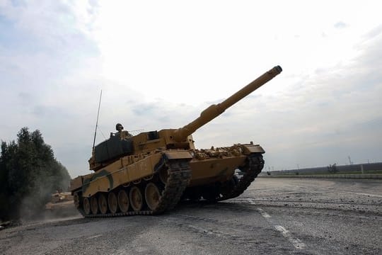 Ein Panzer der türkischen Armee auf dem Weg nach Afrin in Syrien.