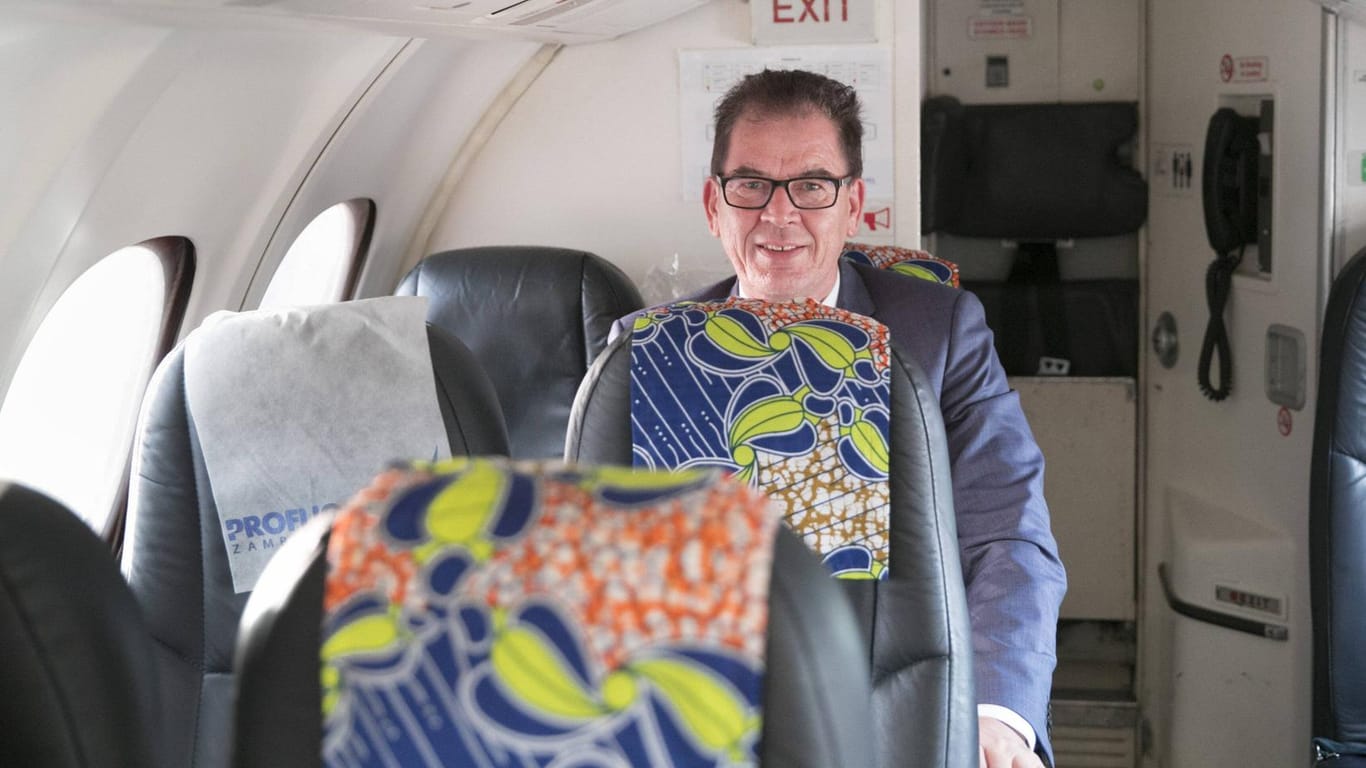 Gerd Müller: Der Bundesentwicklungsminister musste einen Linienflug nach Sambia nehmen.