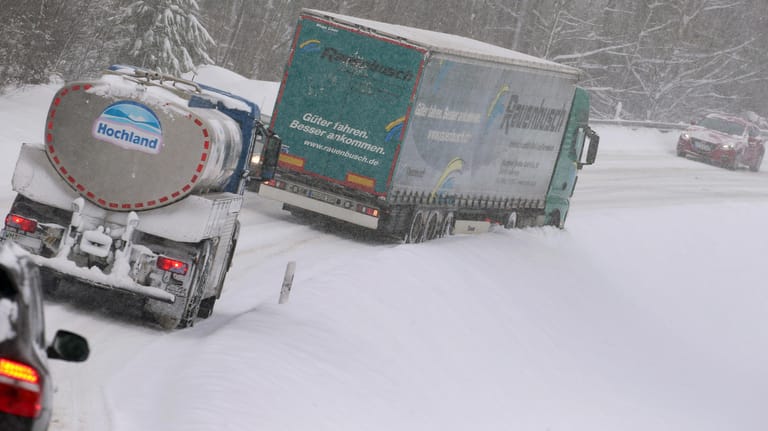 Ein Lastwagen droht abzurutschen: Durch den Klimawandel kann Extremwetter häufiger vorkommen.