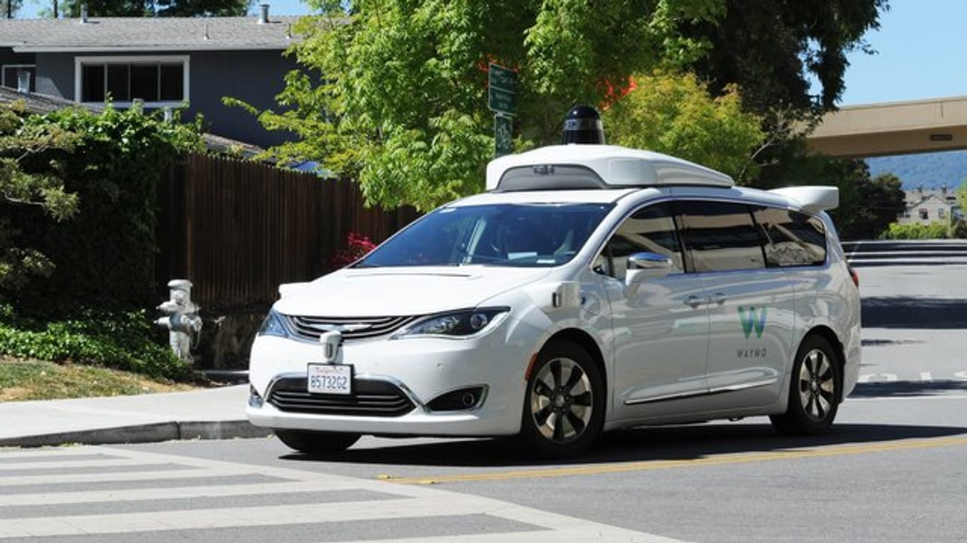 Die Google-Schwesterfirma Waymo will ihre Roboterwagen-Technologie mit der Zeit auch in Privatfahrzeuge bringen.