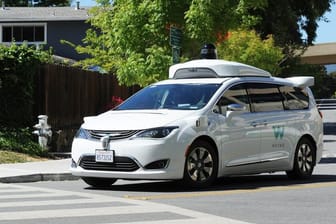 Die Google-Schwesterfirma Waymo will ihre Roboterwagen-Technologie mit der Zeit auch in Privatfahrzeuge bringen.