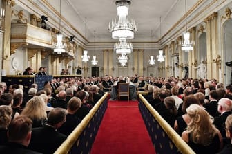 Mitglieder der Schwedischen Akademie sitzen auf der jährlichen Hauptversammlung im Gebäude der Alten Börse (Archivbild).