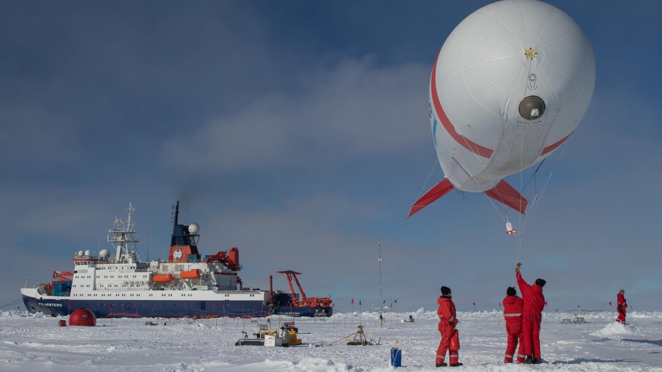 Ein mit Helium gefüllter Fesselballon: Dieser wird unweit des Forschungsschiffs Polarstern für den Aufstieg vorbereitet.