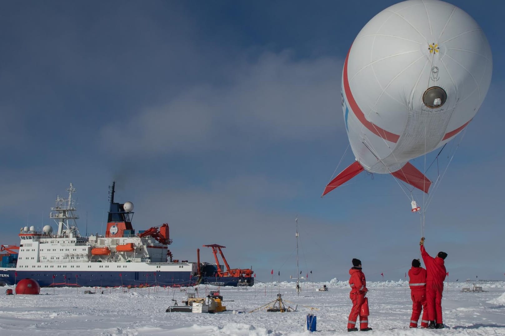 Ein mit Helium gefüllter Fesselballon: Dieser wird unweit des Forschungsschiffs Polarstern für den Aufstieg vorbereitet.