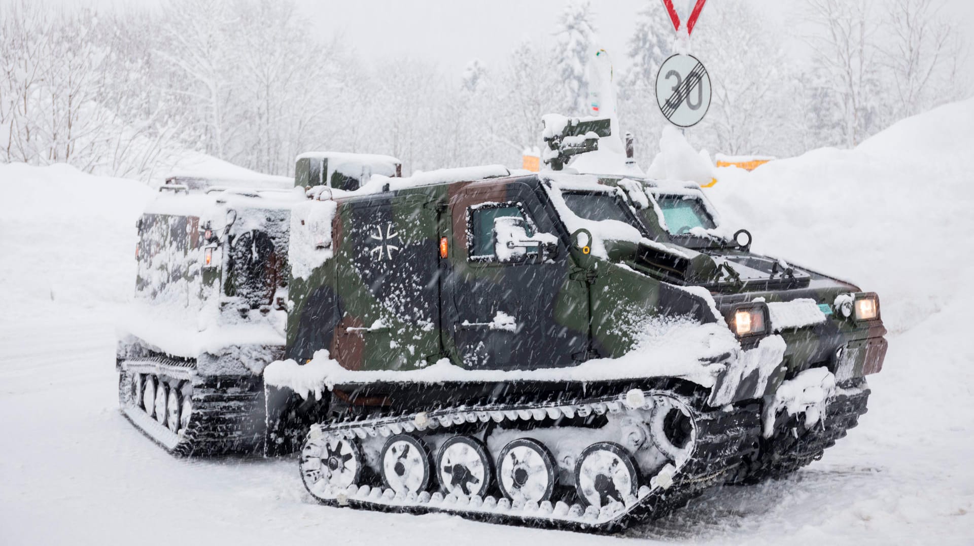 Nur die Truppe fährt noch: Ein Kettenfahrzeug der Bundeswehr unternimmt eine Versorgungsfahrt zur Siedlung Buchenhöhe in Berchtesgaden.