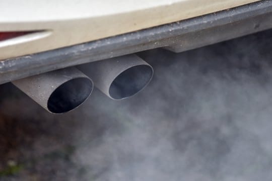 Abgase aus einem Auspuff: Aktuelle Messungen haben die Luftqualität in Hamburg untersucht.