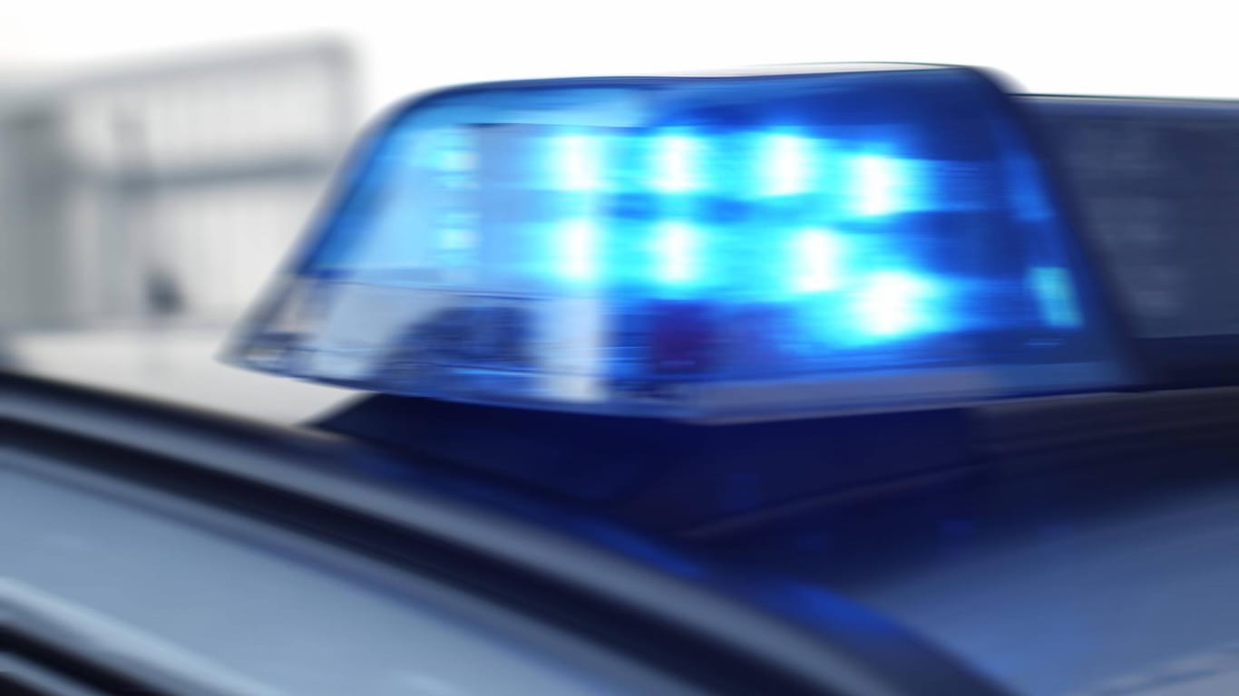 Streifenwagen im Einsatz: In Gummersbach hat die Polizei eine männliche Leiche gefunden. (Symbolbild)