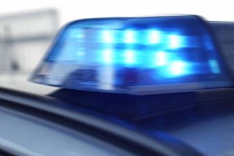 Streifenwagen im Einsatz: In Gummersbach hat die Polizei eine männliche Leiche gefunden. (Symbolbild)