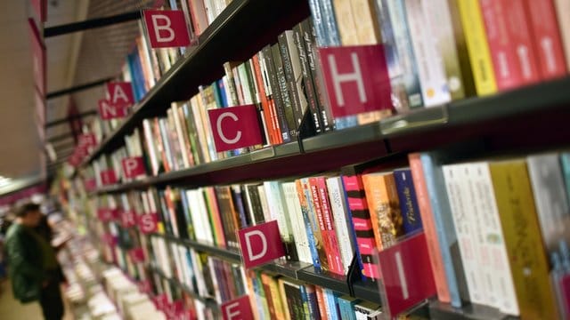 Lange Regalreihen in einer Buchhandlung.