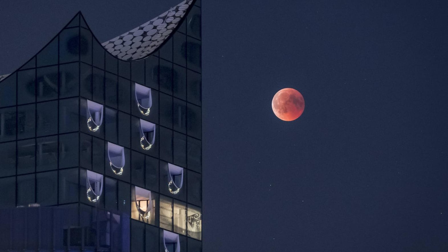 Blutmond in Hamburg: Frühaufsteher können am Montag bei wolkenfreiem Himmel Zeuge eines kosmischen Schauspiels werden.