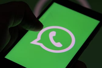 WhatsApp-Symbol auf einem Smartphone: Der Messenger testet regelmäßig neue Funktionen.