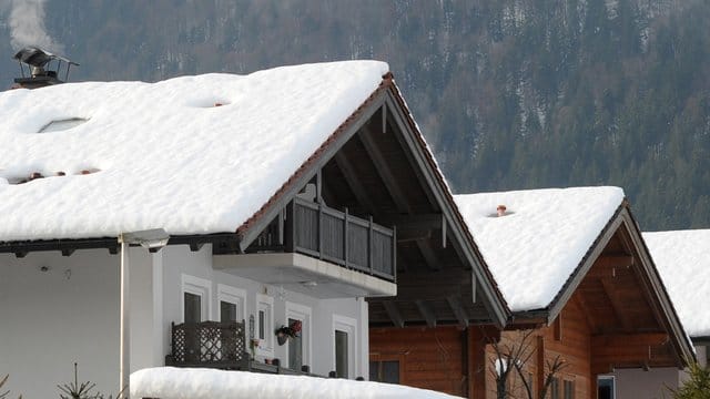 Dicke Schneedecken auf dem Dach können Schäden am Haus verursachen.