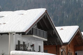 Dicke Schneedecken auf dem Dach können Schäden am Haus verursachen.