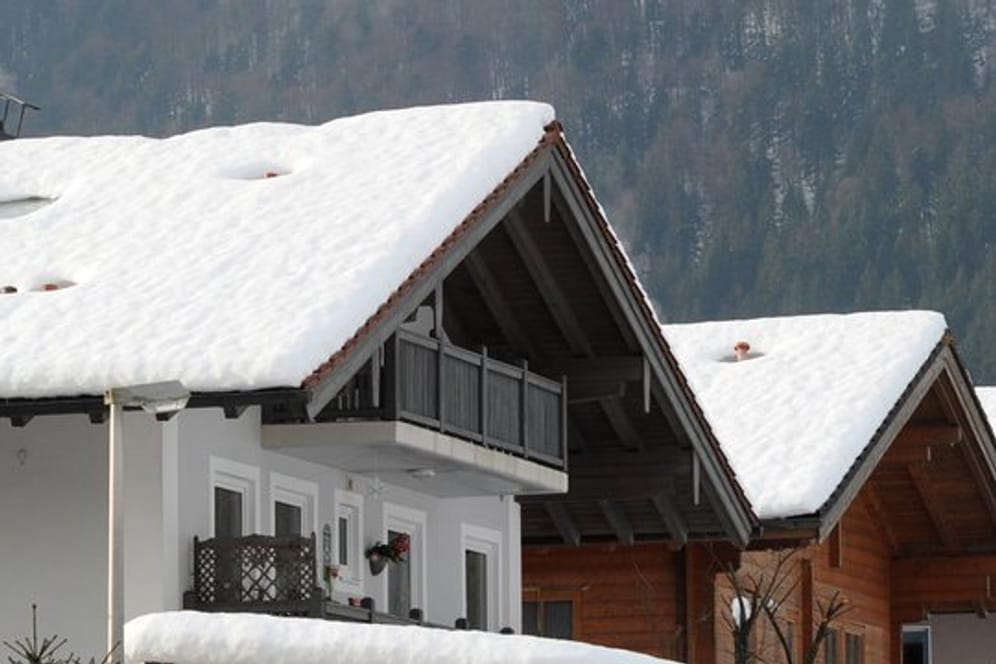 Dicke Schneedecken auf dem Dach können Schäden am Haus verursachen.