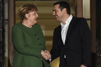 Griechenlands Regierungschef Alexis Tsipras begrüßt Bundeskanzlerin Angela Merkel in Athen.