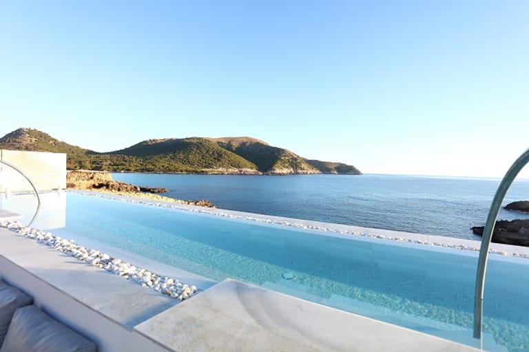 Pool des MarAzul PurEstil Hotel & Spa: Die Strandlage des spanischen Hotels ist von Gästen positiv bewertet worden.