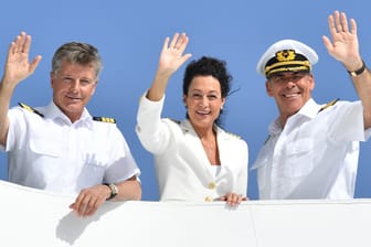 Waren ein Team: Hanna Liebhold (Barbara Wussow, M.) die neue Hoteldirektorin des Traumschiffs zusammen mit Kapitän Viktor Burger (Sascha Hehn, r.) und Dr. Wolf Sander (Nick Wilder, l.).