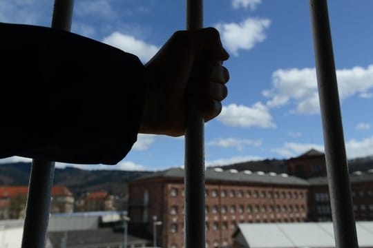 Mann in Untersuchungshaft (Symbolbild): Knapp zwei Wochen nach einer Prügelattacke in Amberg sitzen die vier Verdächtigen noch in Untersuchungshaft.