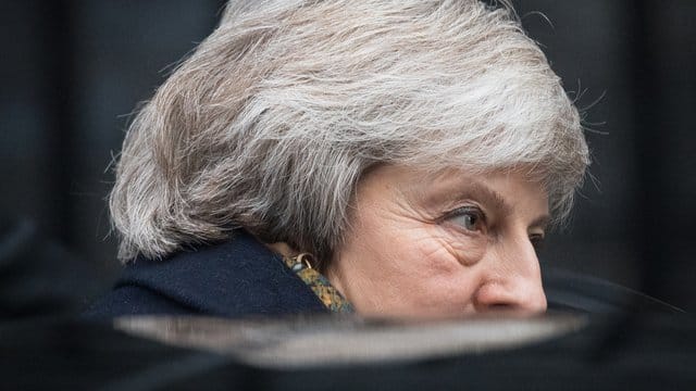 Theresa May steigt vor 10 Downing Street in einen Wagen. Theresa May steigt vor 10 Downing Street in einen Wagen.