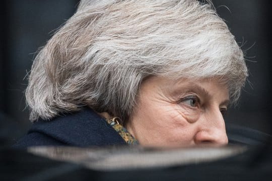 Theresa May steigt vor 10 Downing Street in einen Wagen.