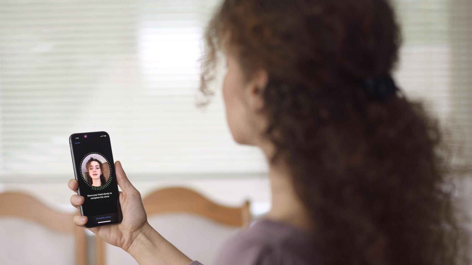 Eine Frau entsperrt mit der App Face ID ihr Apple iPhone X (Symbolbild): Handys von Sony und Nokia schneiden bei der Gesichtserkennung schlecht ab – schon mit einem einfachen Foto kann das Handy entsperrt werden.