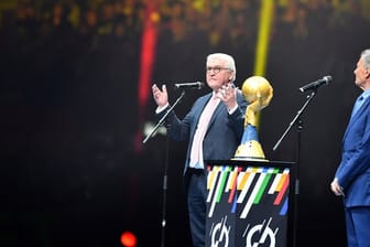 Bundespräsident Frank-Walter Steinmeier (l) hält eine Rede zur Eröffnung der WM.