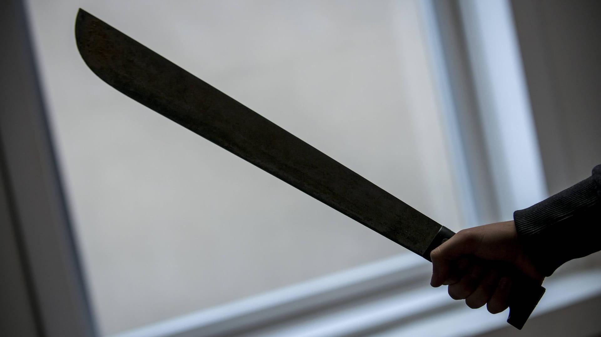 Ein Mann hält eine Machete (Symbolbild): Die beiden Opfer befinden sich trotz der schweren Verletzungen nicht in Lebensgefahr. Ein Mann hält eine Machete (Symbolbild): Die beiden Opfer befinden sich trotz der schweren Verletzungen nicht in Lebensgefahr.
