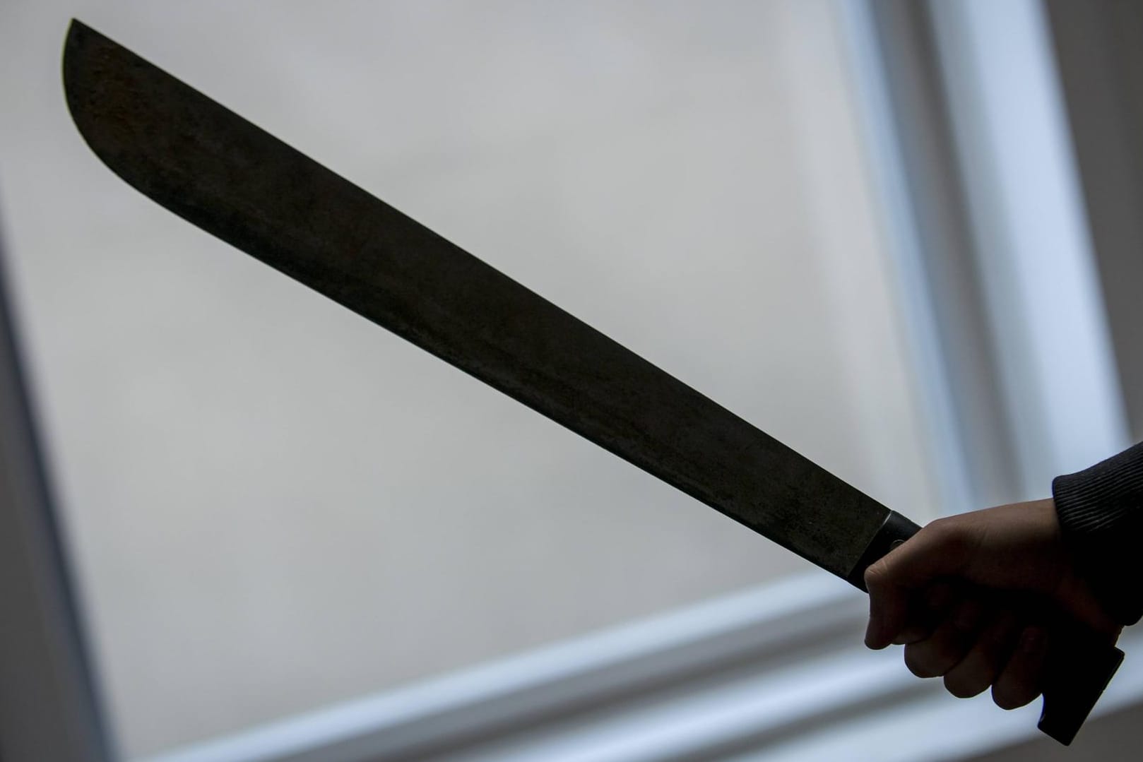 Ein Mann hält eine Machete (Symbolbild): Die beiden Opfer befinden sich trotz der schweren Verletzungen nicht in Lebensgefahr.