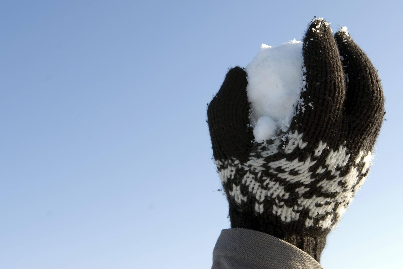 Schneeball kurz vor dem Abwurf (Symbolbild): Der Schüler wurde nach der Tat einem Arzt vorgestellt und in eine Klinik eingewiesen.