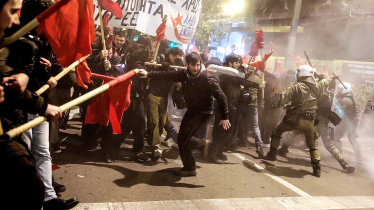 Athen am Donnerstagabend: Polizisten gehen gegen linksextreme Demonstranten vor.