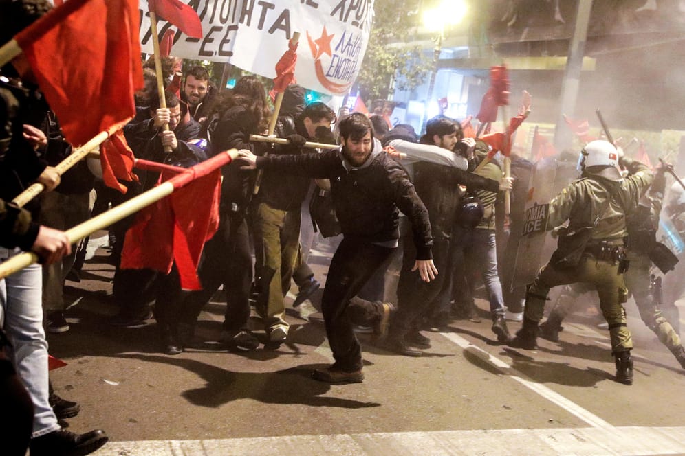 Athen am Donnerstagabend: Polizisten gehen gegen linksextreme Demonstranten vor.