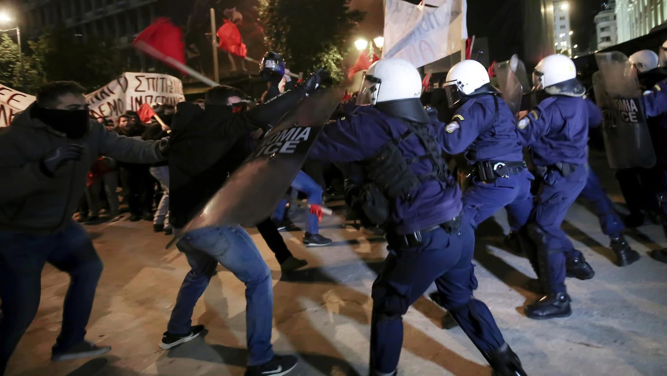 Protest gegen Sparmaßnahmen: Die Polizei stoppte den Zug der Demonstranten, setzte dabei auch Tränengas ein.