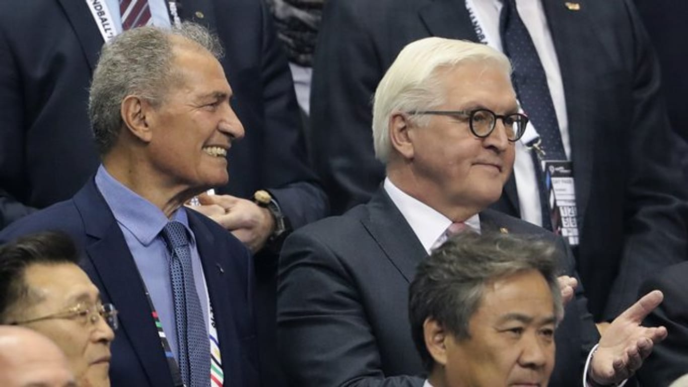 Bundespräsident Frank-Walter Steinmeier (r) bei der Handball-WM in Berlin.