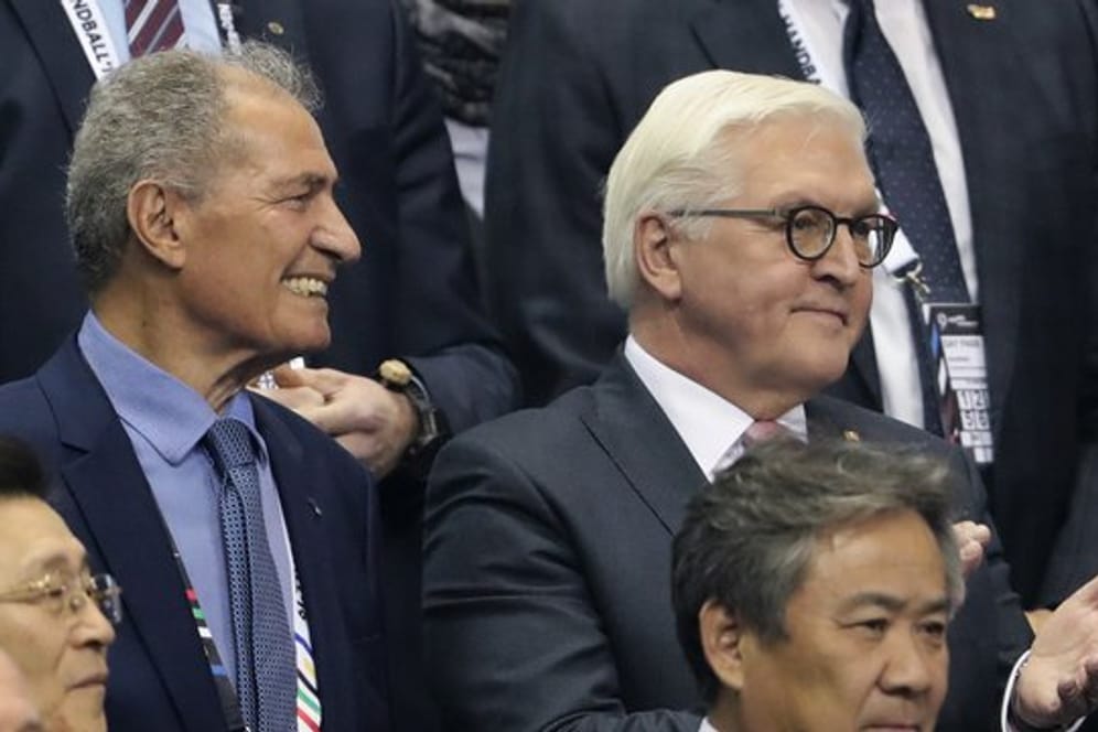 Bundespräsident Frank-Walter Steinmeier (r) bei der Handball-WM in Berlin.
