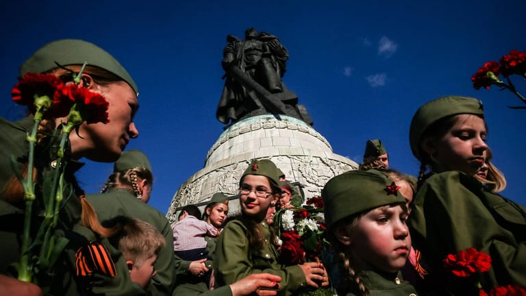 Kinder in Uniformen: Solche Bilder aus einer vermeintlich anderen Welt sind am "Tag des Sieges" am Sowjet-Ehrenmal in Berlin zu sehen, an dem der Sieg über den Hitler-Faschismus gefeiert wird.