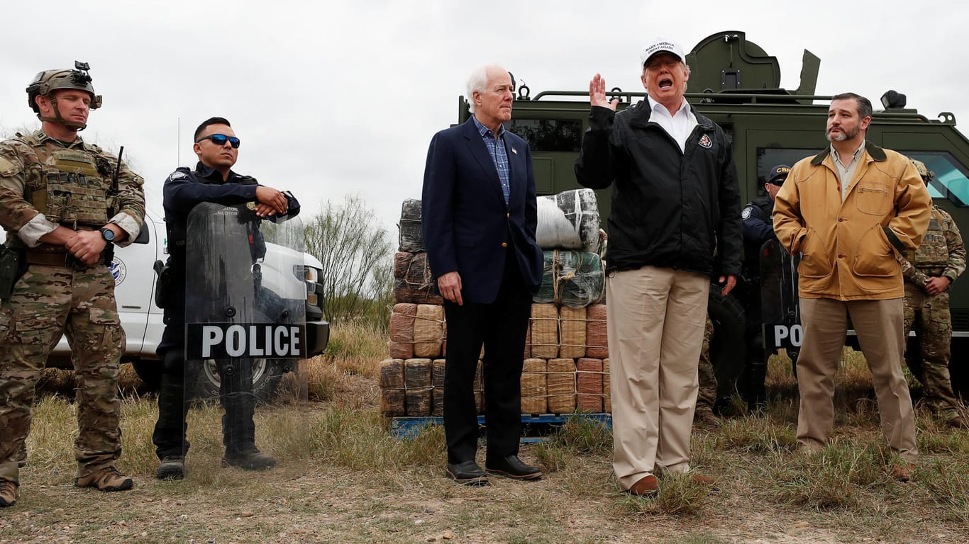 Werbung für den Mauerbau: Trump mit Einsatzkräften und den Senatoren Cornyn (3.v.r.) und Cruz (r.) am Rio Grande an der Grenze zu Mexiko.