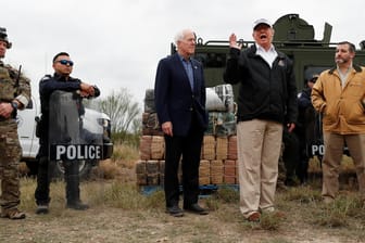 Werbung für den Mauerbau: Trump mit Einsatzkräften und den Senatoren Cornyn (3.v.r.) und Cruz (r.) am Rio Grande an der Grenze zu Mexiko.