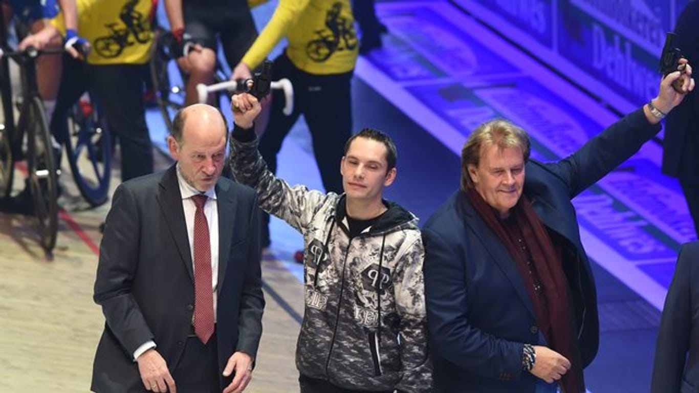 Howard Carpendale (r), Nico Wendel und Hans Peter Schneider (l) geben den Startschuss zum 55.