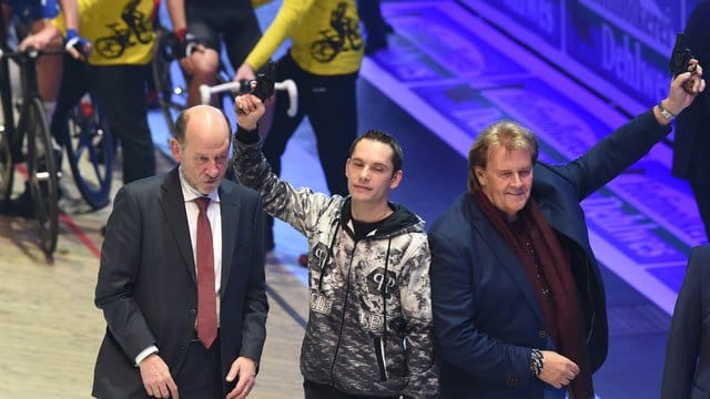 Howard Carpendale (r), Nico Wendel und Hans Peter Schneider (l) geben den Startschuss zum 55.