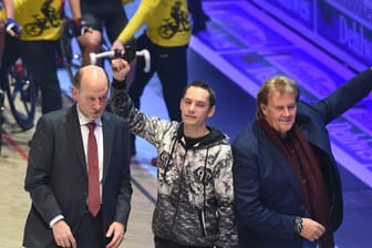 Howard Carpendale (r), Nico Wendel und Hans Peter Schneider (l) geben den Startschuss zum 55.