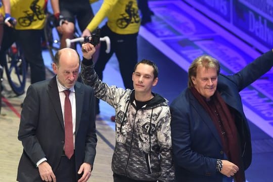 Howard Carpendale (r), Nico Wendel und Hans Peter Schneider (l) geben den Startschuss zum 55.