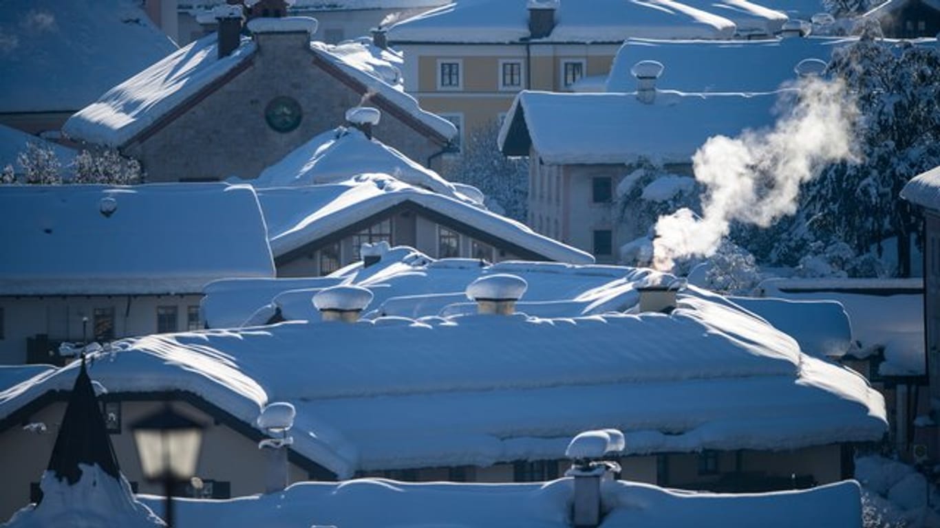 Die heftigen Schneefälle der vergangenen Tage halten in Südbayern weiter die Einsatzkräfte in Atem und neuer Schnee ist bereits im Anmarsch.