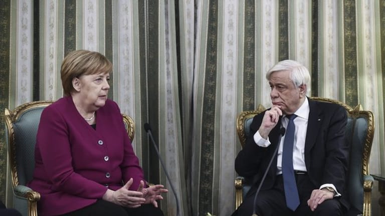 Bundeskanzlerin Angela Merkel (CDU) spricht mit dem griechischen Staatspräsidenten Prokopis Pavlopoulos.